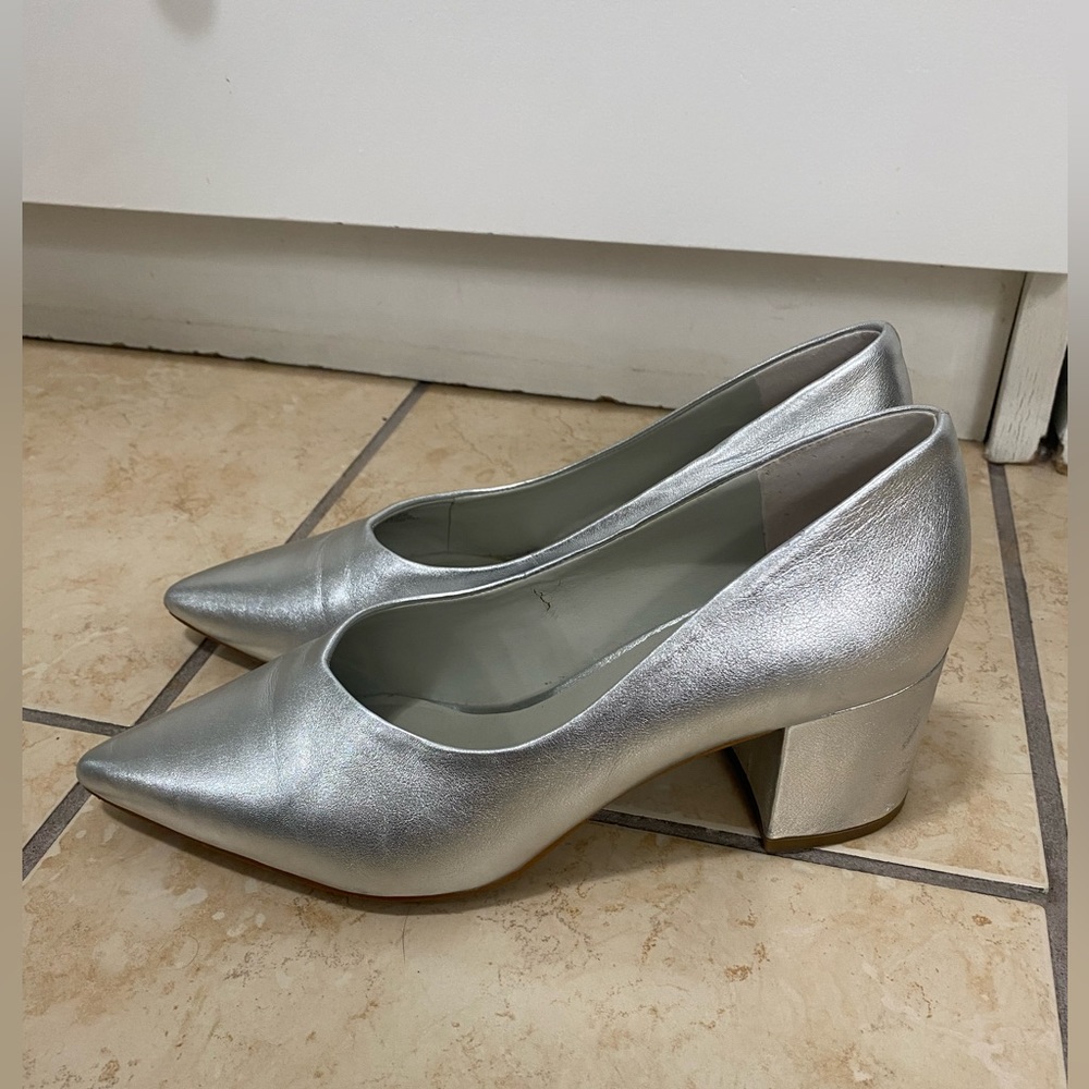 Silver pumps